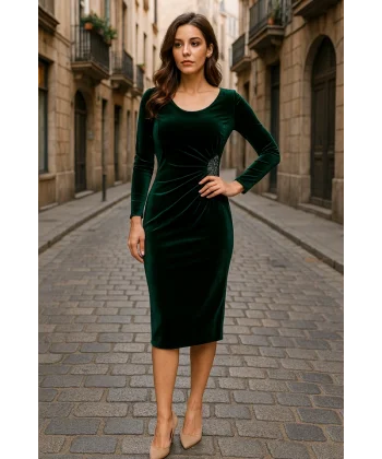 Kadın Uzun Kollu Yakası Açık Yanlardan Büzgülü Taş Detaylı Midi Kadife Elbise