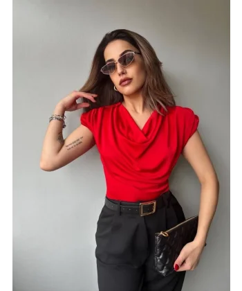 Kadın V Yaka Vatka Detay Kolsuz Dökümlü Bluz