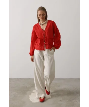 Kalp Detaylı Bağlamalı Brode Bluz - Kırmızı