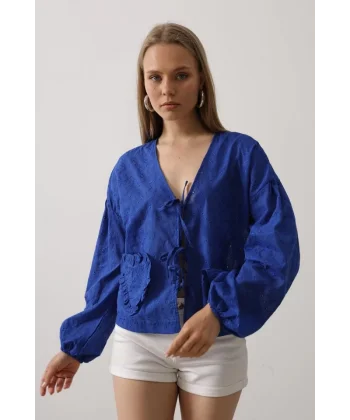 Kalp Detaylı Bağlamalı Brode Bluz - Saks