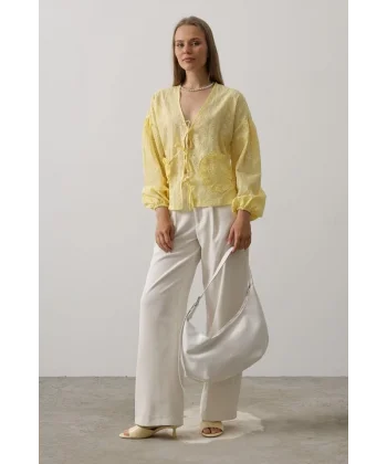 Kalp Detaylı Bağlamalı Brode Bluz - Sarı