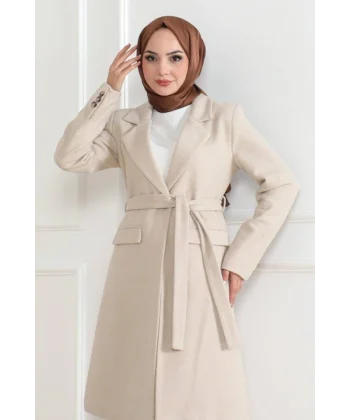 Kaşe Kaban – Uzun Boy Kruvaze Yaka, Kuşaklı Tesettür Kışlık Kaban, Astarlı Şık Yünlü Dokuma Oversize Rahat Kalıp, Cepli Modern Kaşe Mont Modeli - Bej