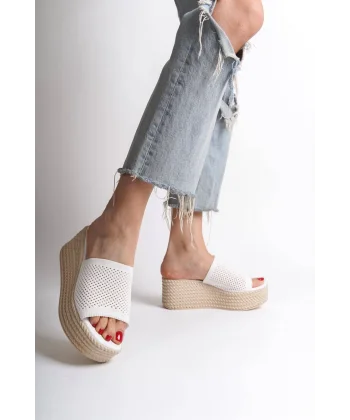 MARLA Dolgu Topuklu Ortopedik Taban Hasır Görünümlü Triko Kadın Terlik  TKT - Beyaz