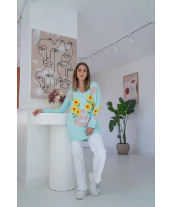 Mavi Çiçek Nakışlı Kazak