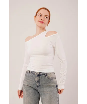 Omuz Dekolte Detaylı Beyaz Bluz