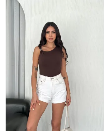 Osy Modal Yumuşak Dokulu Kumaş Bisiklet Yaka Kadın Sıfır Kol Bluz Omuz Toka Aksesuar Detaylı - Kahverengi