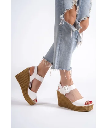 PERLA Tokalı Lastikli Dolgu Topuklu Ortopedik Taban Hasır Görünümlü Kadın Sandalet CKT - Beyaz