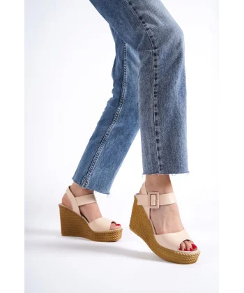 PERLA Tokalı Lastikli Dolgu Topuklu Ortopedik Taban Hasır Görünümlü Kadın Sandalet CKT - Ten