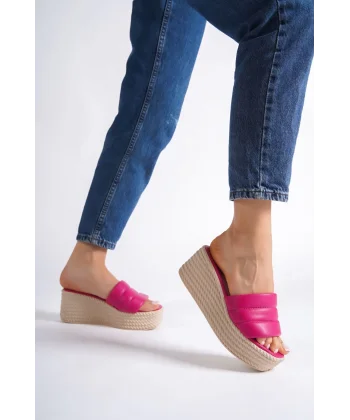 REINA Dolgu Topuklu Ortopedik Taban Hasır Görünümlü Kadın Terlik CKT - Fuşya
