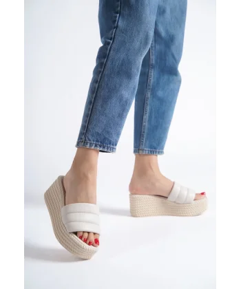 REINA Dolgu Topuklu Ortopedik Taban Hasır Görünümlü Kadın Terlik CKT - Krem