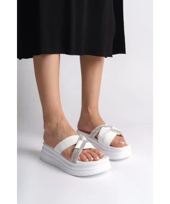 RUBY Düz Topuklu Taşlı Çapraz Şeritli Kalın ve Ortopedik Taban Kadın Terlik  CBT - Beyaz