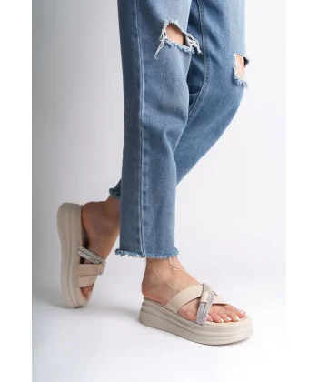 RUBY Düz Topuklu Taşlı Çapraz Şeritli Kalın ve Ortopedik Taban Kadın Terlik  CKT - Krem