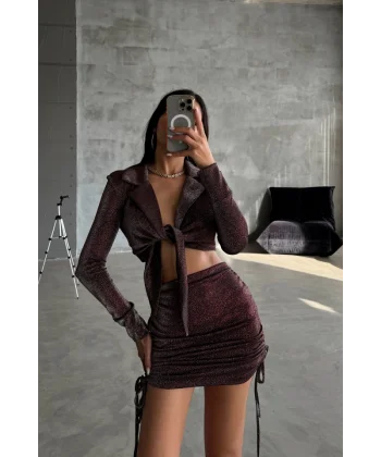 SİMLİ KUMAŞ BAĞLAMA DETAYLI CROP BLUZ -  KISA BÜZGÜ DETAYLI ETEK - Bordo