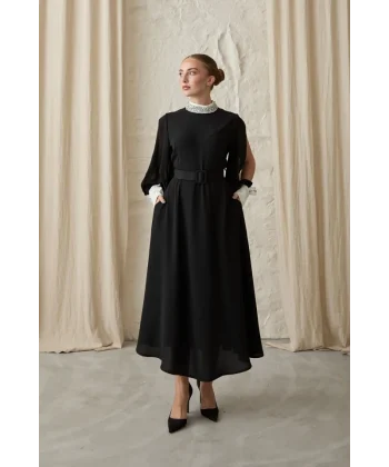 Siyah Yaka Ve Kolları Taşlı Elbise