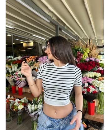 Beyaz Çizgili Manşet Detay T-Shirt