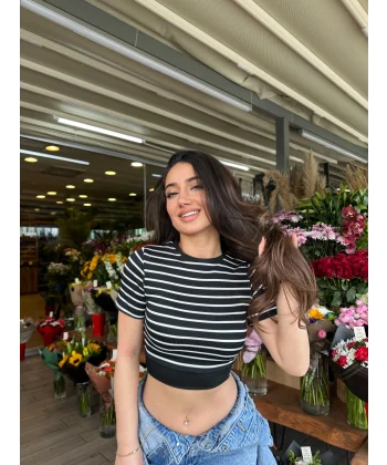 Siyah Çizgili Manşet Detay T-Shirt