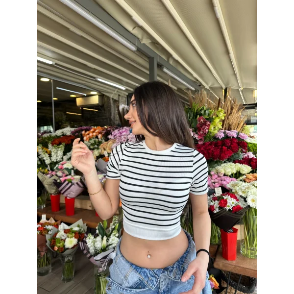 Beyaz Çizgili Manşet Detay T-Shirt