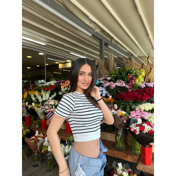 Beyaz Çizgili Manşet Detay T-Shirt