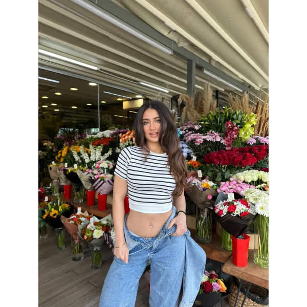 Beyaz Çizgili Manşet Detay T-Shirt