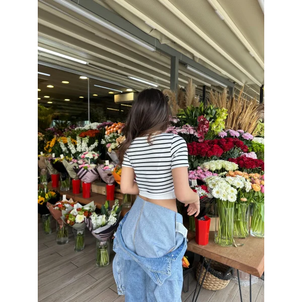 Beyaz Çizgili Manşet Detay T-Shirt