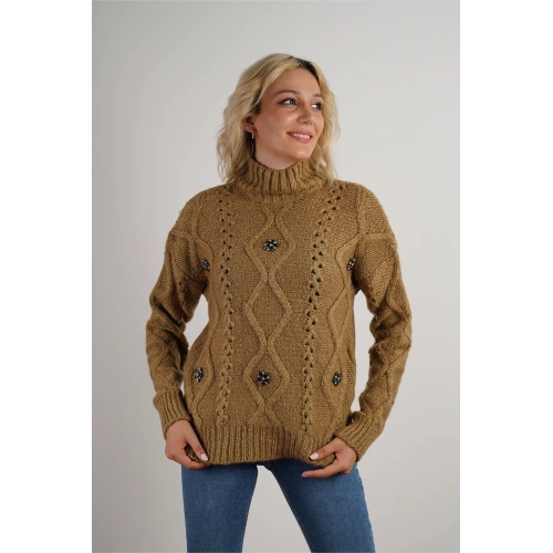 Kadın Baklava Desen Kabartmalı ve Taşlı Çiçek Detaylı Kazak Açık Kahve