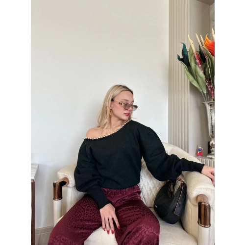 Kadın Kayık Yaka Boncuk Detaylı Kazak Siyah