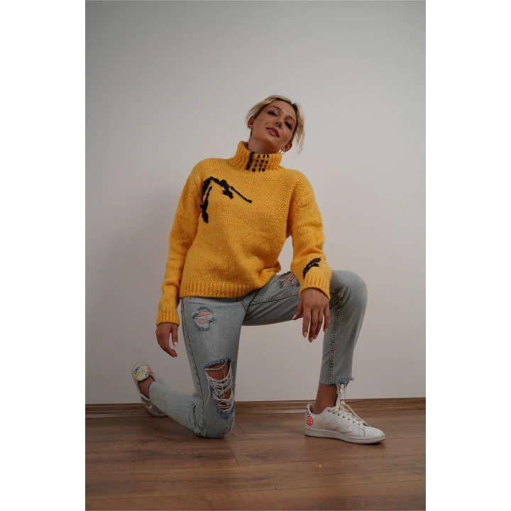 Kadın Boğazlı ve Pul Detaylı Kazak Sarı