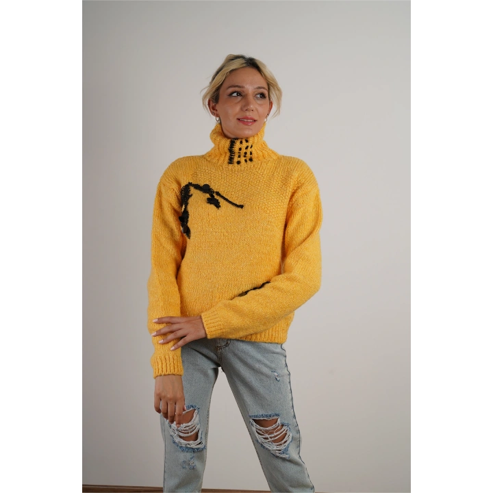 Kadın Boğazlı ve Pul Detaylı Kazak Sarı