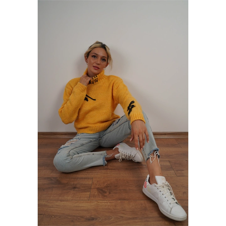 Kadın Boğazlı ve Pul Detaylı Kazak Sarı