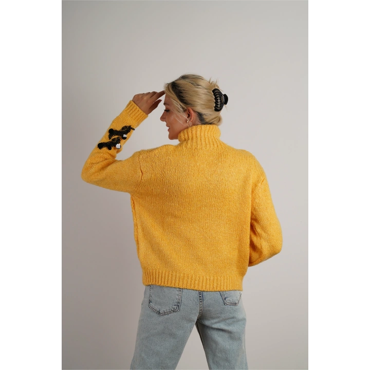 Kadın Boğazlı ve Pul Detaylı Kazak Sarı