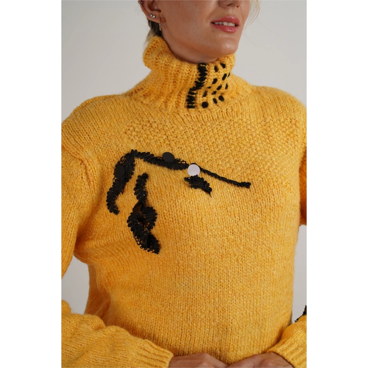 Kadın Boğazlı ve Pul Detaylı Kazak Sarı