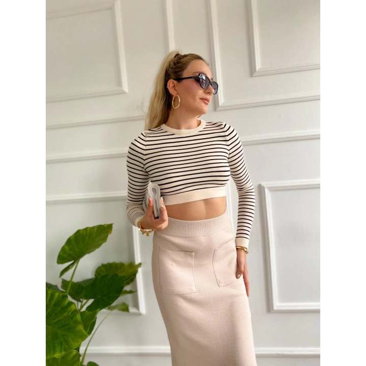 Kadın İnce Çizgili Crop Kazak Beyaz Siyah