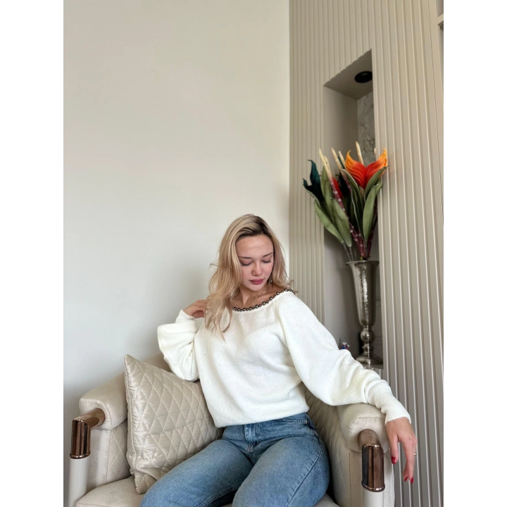 Kadın Kayık Yaka Boncuk Detaylı Kazak Ekru