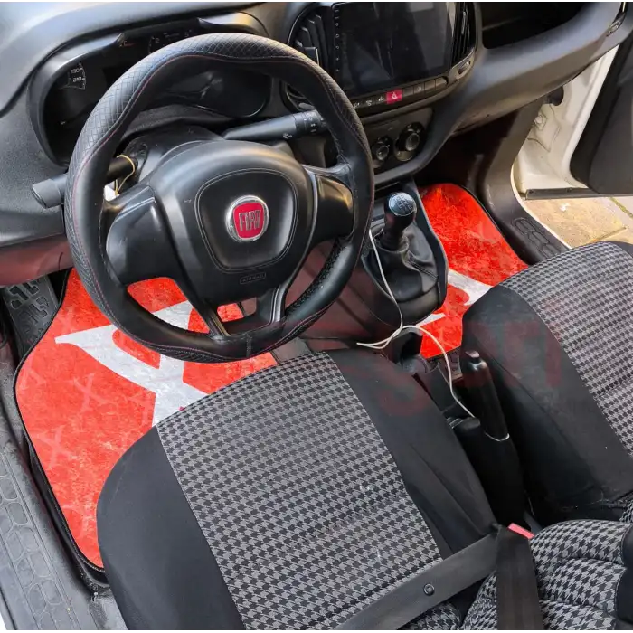 Areon X Kokulu ve X Öpücüklü Kırmızı Araç İçi Halı Paspas-Kaydırmaz Taban-Universal-Yıkanabilir