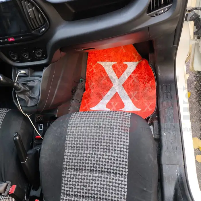 Areon X Kokulu ve X Öpücüklü Kırmızı Araç İçi Halı Paspas-Kaydırmaz Taban-Universal-Yıkanabilir