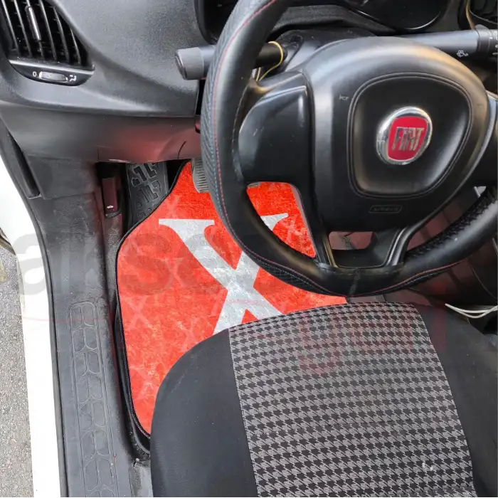 Areon X Kokulu ve X Öpücüklü Kırmızı Araç İçi Halı Paspas-Kaydırmaz Taban-Universal-Yıkanabilir