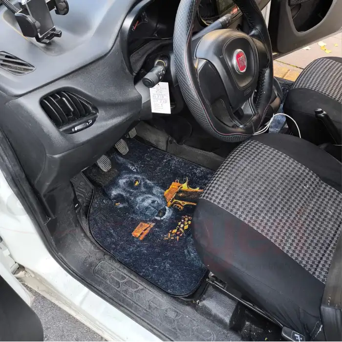 Doberman Goldpistol Desen Araç İçi Halı Paspas-Kaydırmaz Taban-Universal-Yıkanabilir