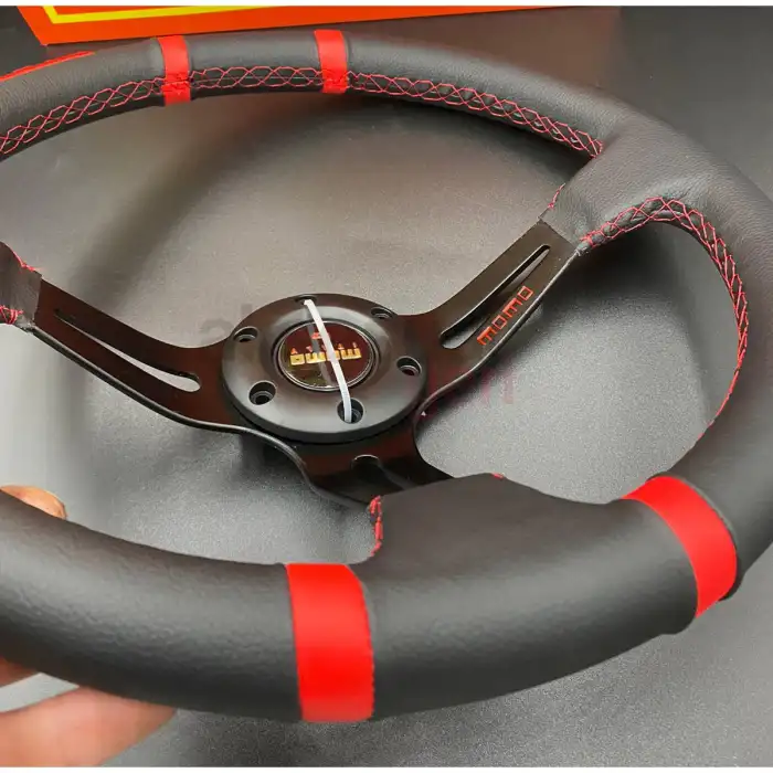 Momo Direksiyon Kırmızı İpli Siyah Göbek 35cm Ofsetli Model Deri