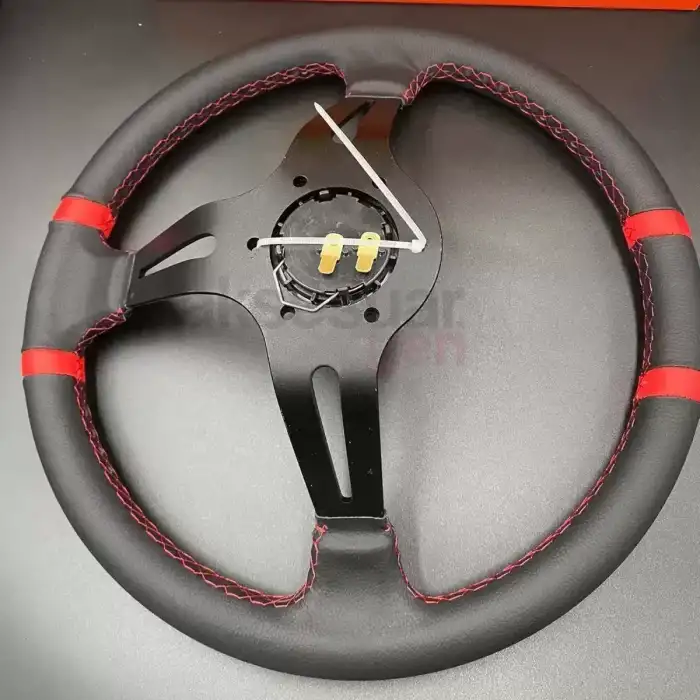 Momo Direksiyon Kırmızı İpli Siyah Göbek 35cm Ofsetli Model Deri