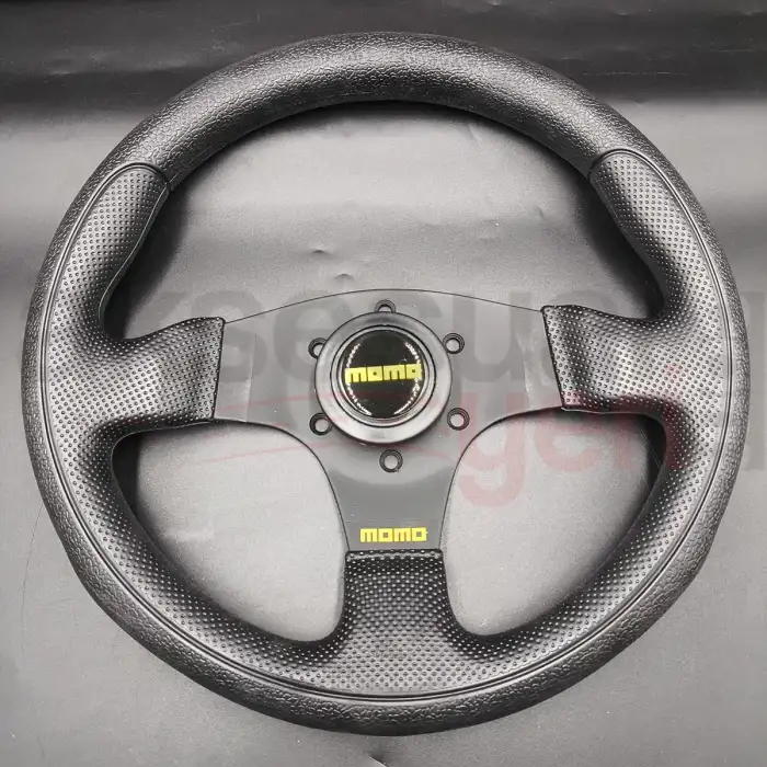Momo Spor Yarış Direksiyonu-Ofsetsiz-Noktalı ve Kaymaz Desenli Deri 30cm