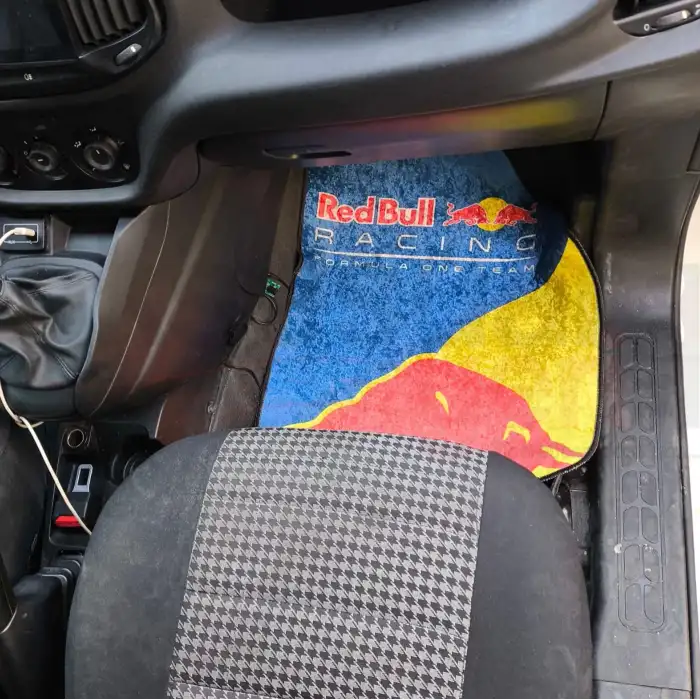 Redbull Desen Araç İçi Halı Paspas-Kaydırmaz Taban-Universal Her Araca Uyumlu-Yıkanabilir