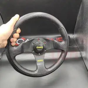 Momo Spor Yarış Direksiyonu-Ofsetsiz-Noktalı ve Kaymaz Desenli Deri 30cm