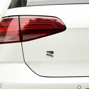 Yeni R Logo Siyah Panjur ve Bagaj Arması Yapıştırmalı- Orjinal Ürün