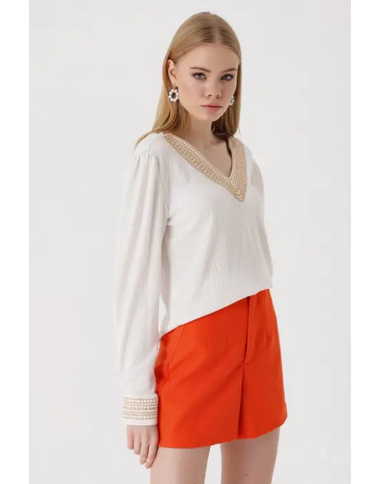0466 Nakışlı V Yaka Örme Bluz - Beyaz