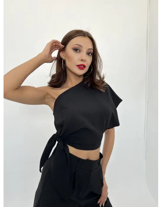 Omarı Modern Tarzıyla Göz Kamaştıran Siyah Bluz