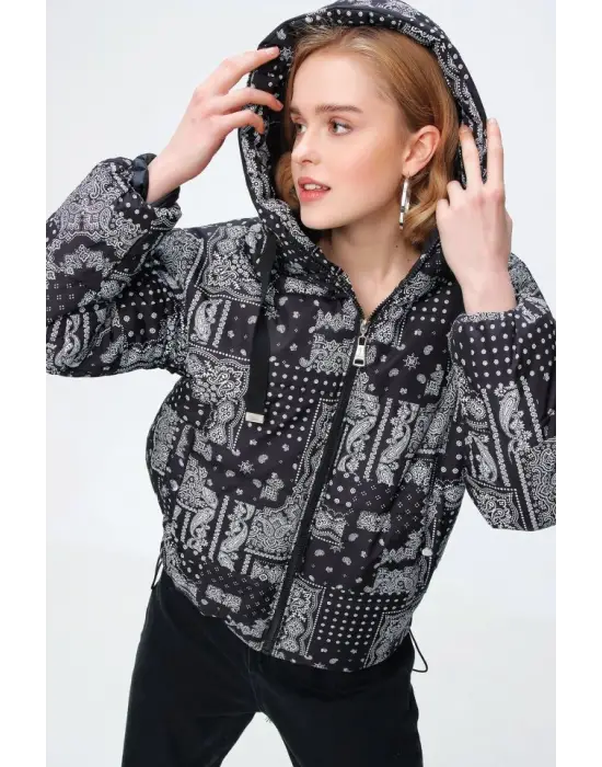 Siyah Beyaz Desenli Şişme Mont Kadın Giyim