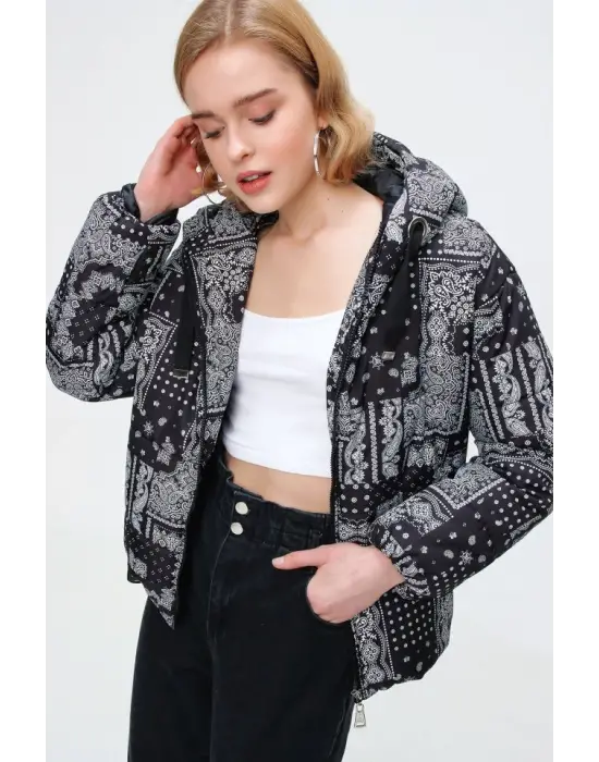 Siyah Beyaz Desenli Şişme Mont Kadın Giyim