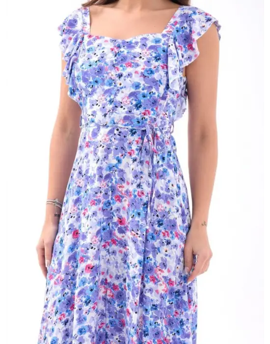 Omarı Şık Kırmızı Elbise Minneapoliste Şık Aksesuarları ile Göz Kamaştırıyor