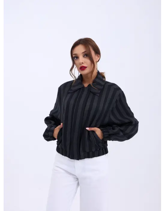 Omarı Şıklığı ile Öne Çıkan Lacivert İnce Mont