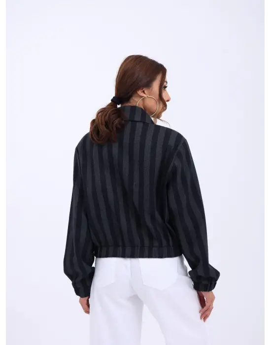 Omarı Şıklığı ile Öne Çıkan Lacivert İnce Mont